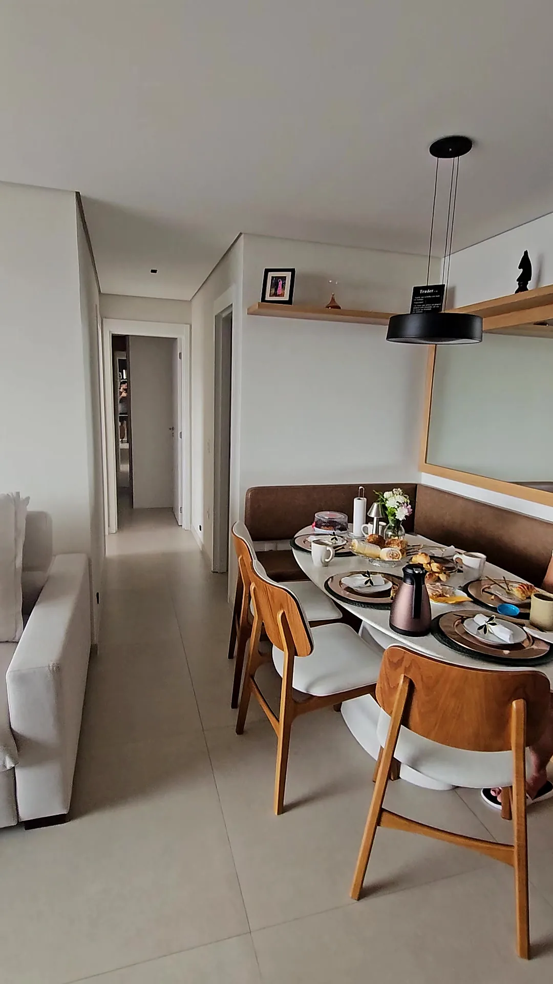 Mesa de jantar posta, com banco estofado e pendente preto